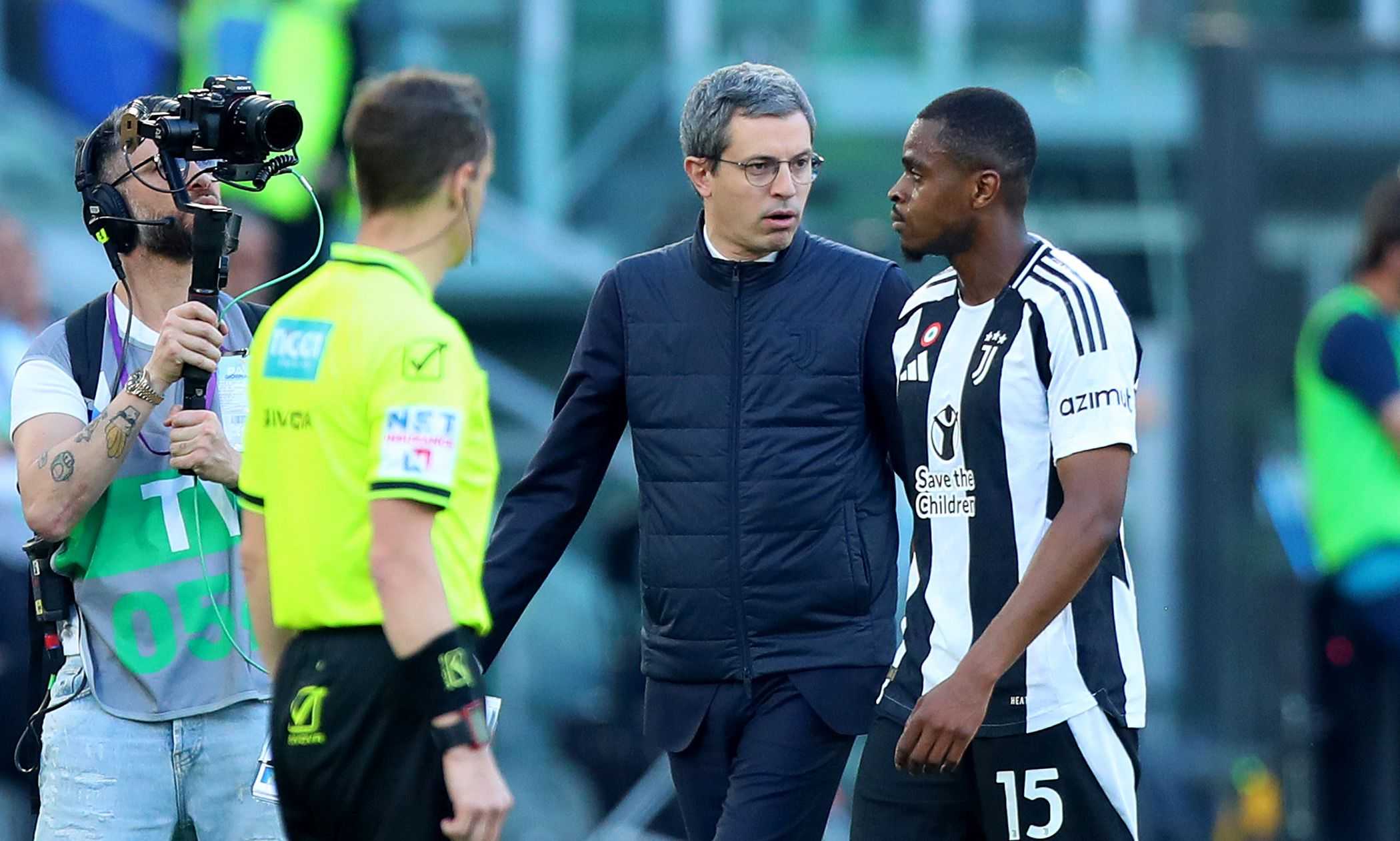 Calciomercato.com – Open Var: il rosso a Kalulu in Lazio Juventus: “Non fischio per una roba così”, poi l’on field review per “Condotta violenta” | Serie A Calciomercato.com – Open Var: il rosso a Kalulu in Lazio Juventus: “Non fischio per una roba così”, poi l’on field review per “Condotta violenta” | Serie A