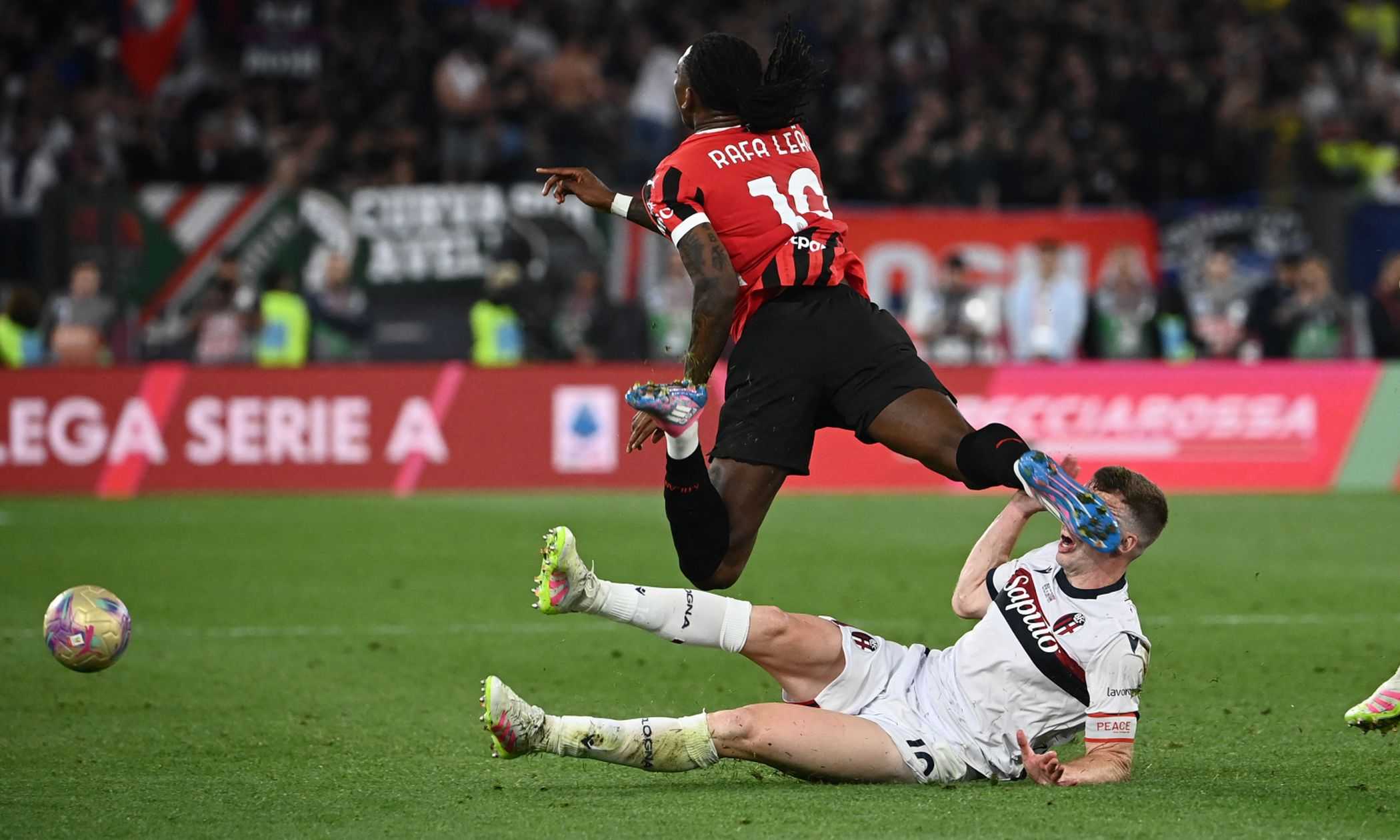 Milan-Bologna, MOVIOLA LIVE: chiesto il rosso per Ferguson e proteste su Beukema. Ok il goal di Ndoye