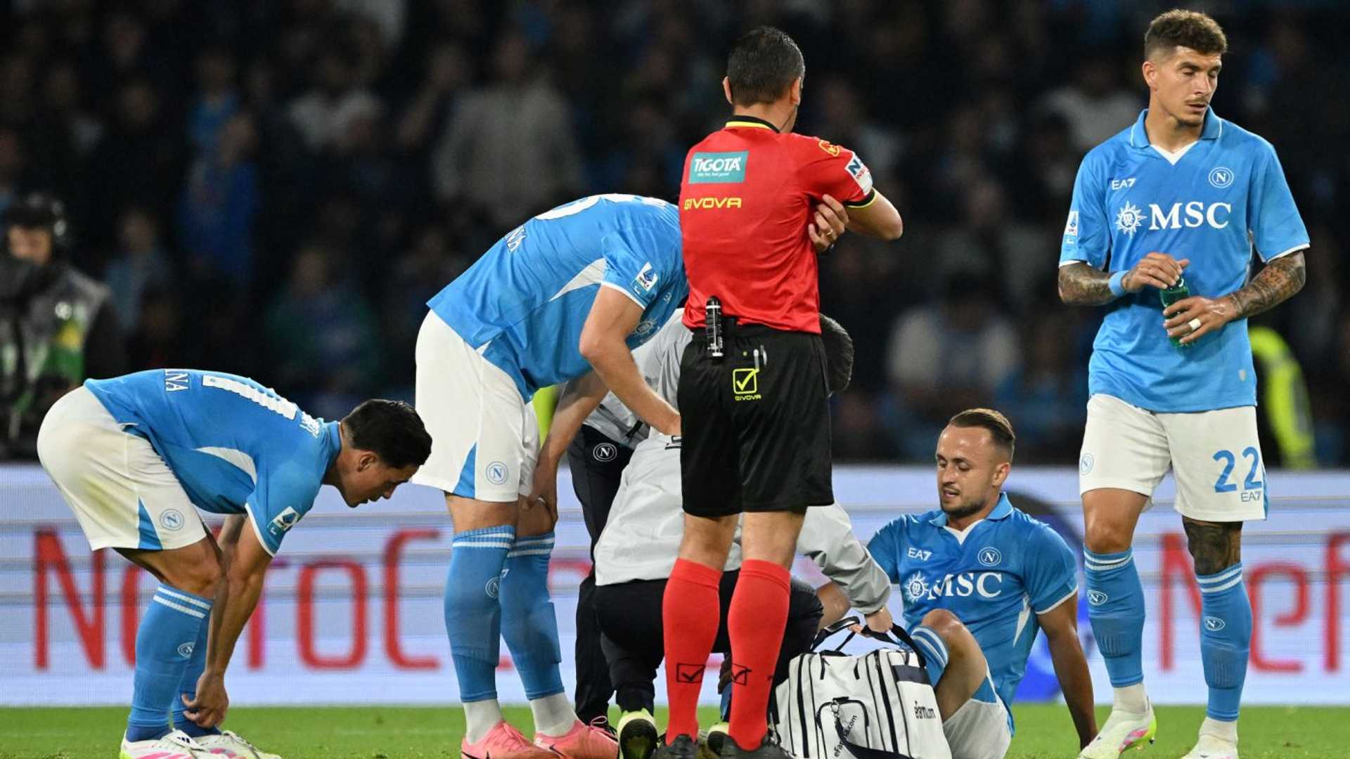 Napoli, infortunio per Lobotka: fuori dopo 10 minuti contro il Genoa. Dentro Gilmour