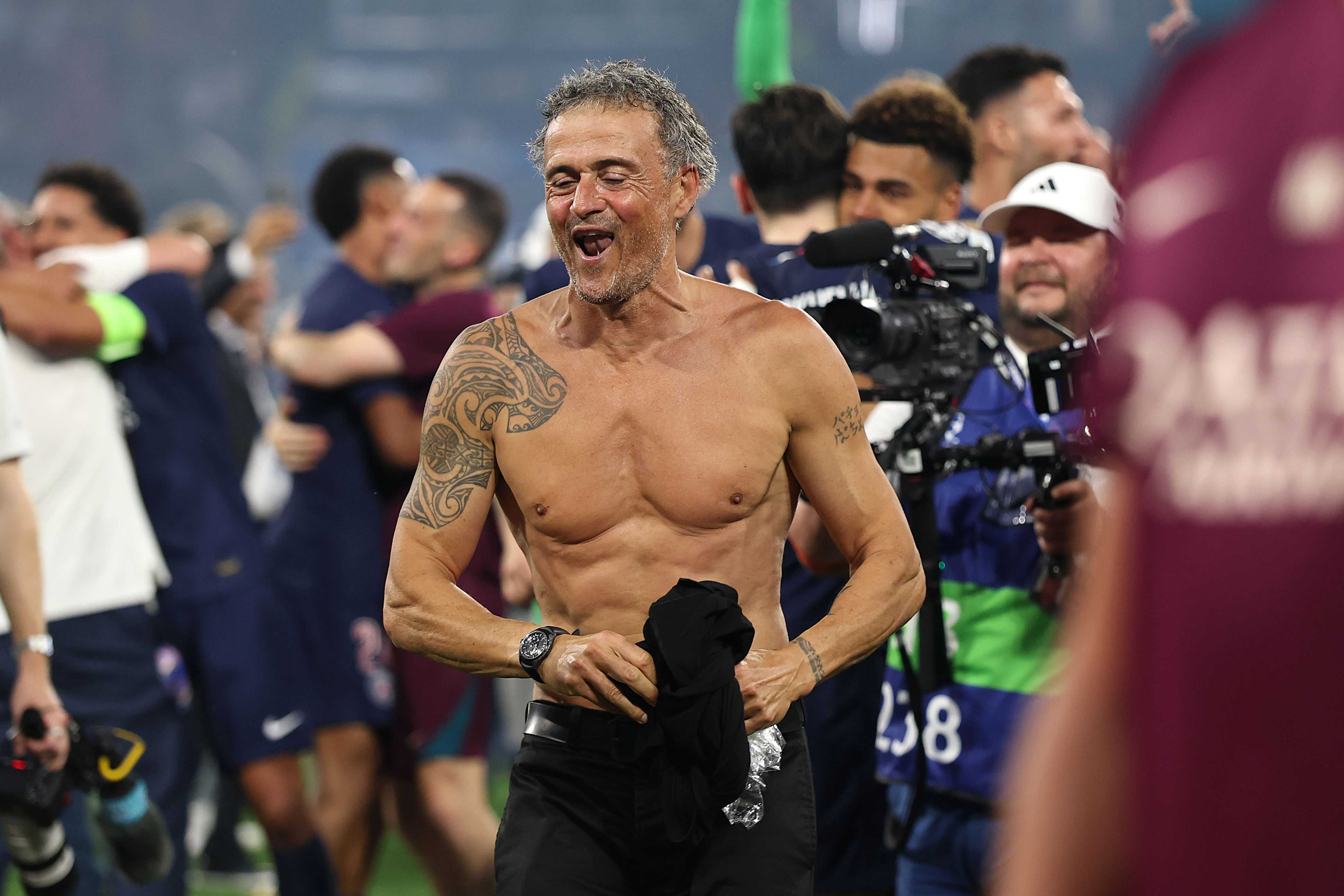 PSG: Luis Enrique festeggia con la maglia di Xana, la figlia prematuramente  scomparsa