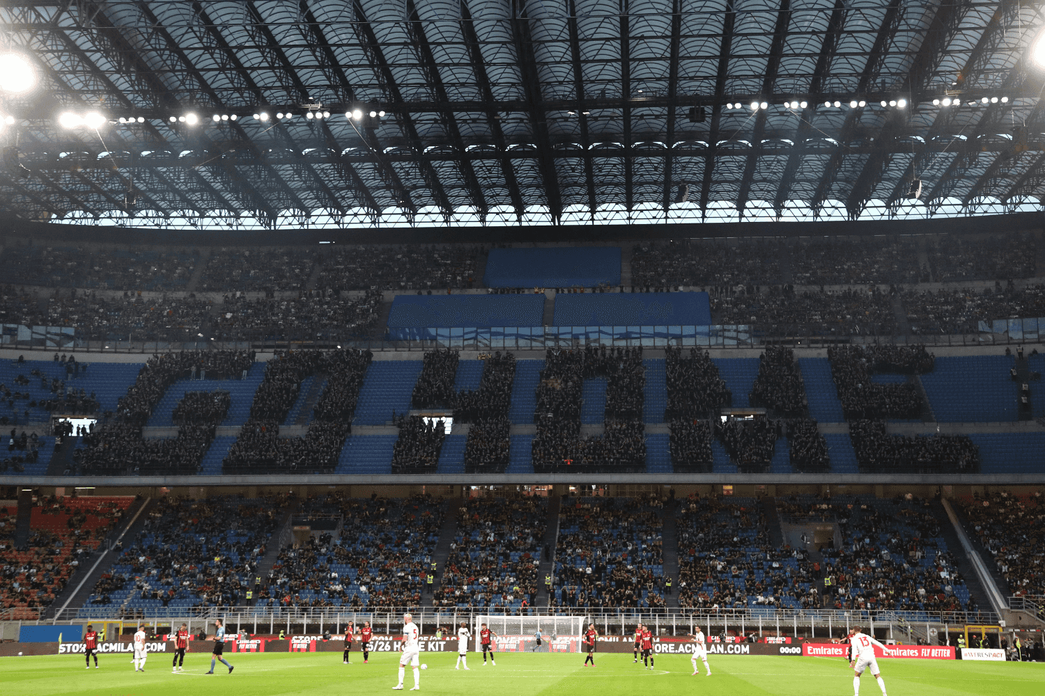 Milan, contestazione in sede e a San Siro: oltre 5000 tifosi contro proprietà e dirigenza. Cori per Maldini, Curva via al 15'