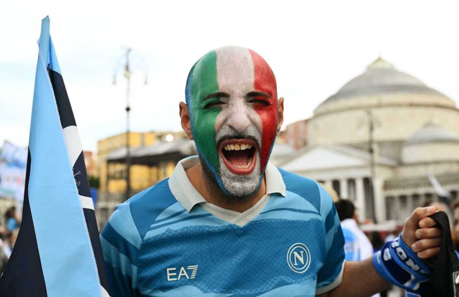 Napoli, che entusiasmo in vista della partita Scudetto: il necrologio all'Inter e spunta San Pedro FOTO e VIDEO