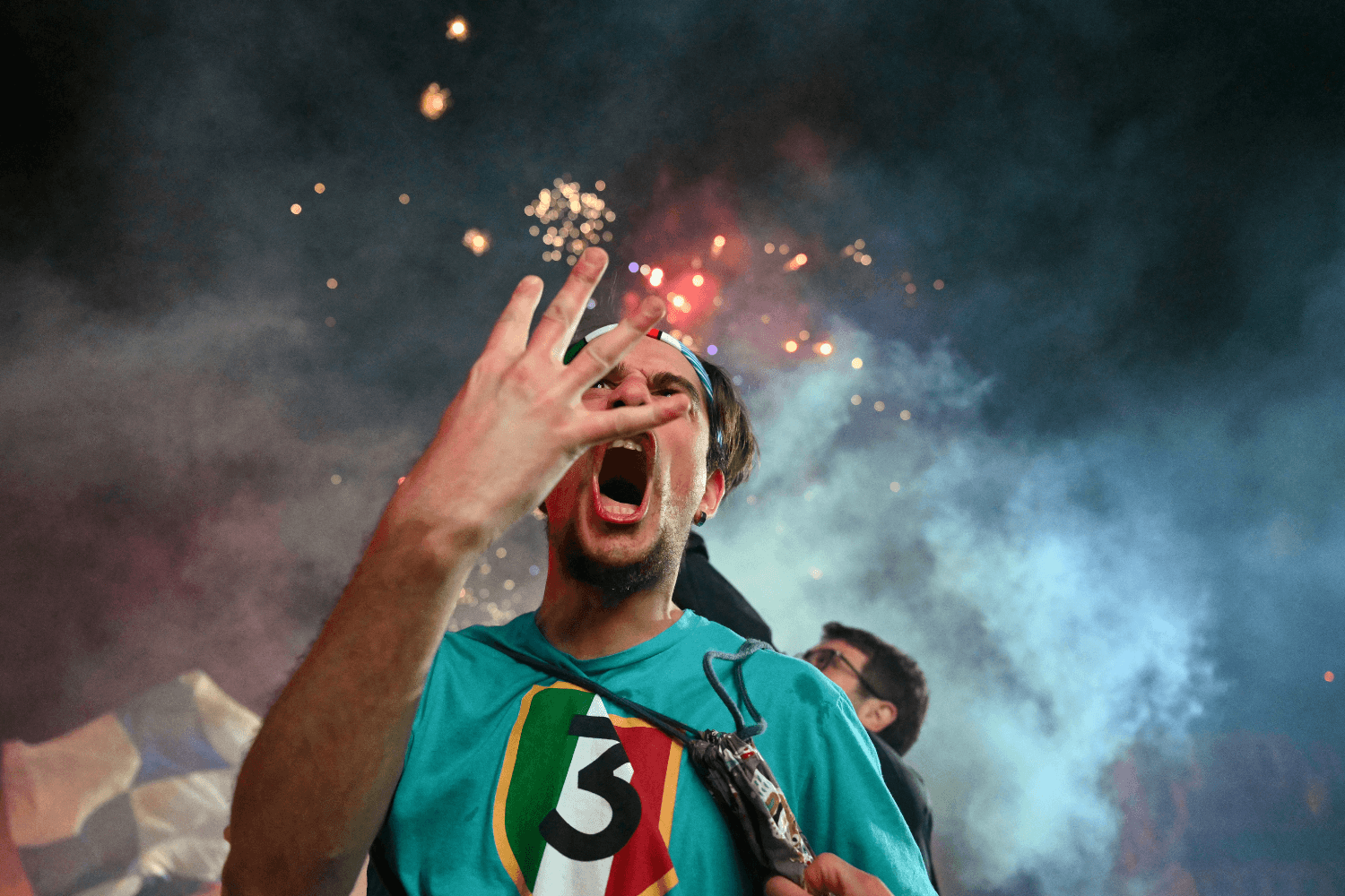 Scudetto Napoli: fuochi d'artificio, Maradona e... Pedro, le immagini più belle di una serata storica
