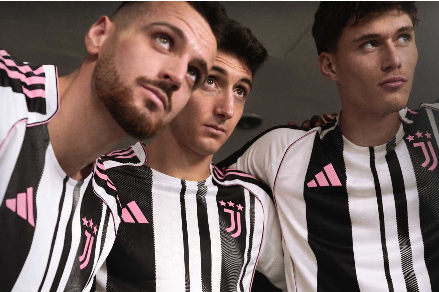 Juventus, ecco la maglia per la stagione 2025/2026: cambia il disegno delle strisce bianconere, il ritorno del rosa