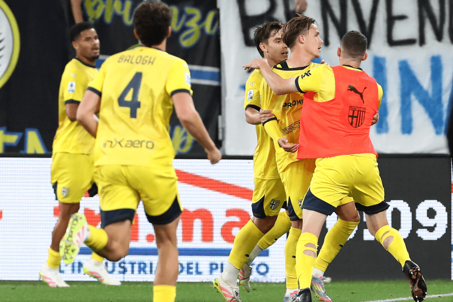 Il Parma vince in casa dell'Atalanta e si salva! Da 0-2 a 3-2, Ondrejka premia la squadra di Chivu