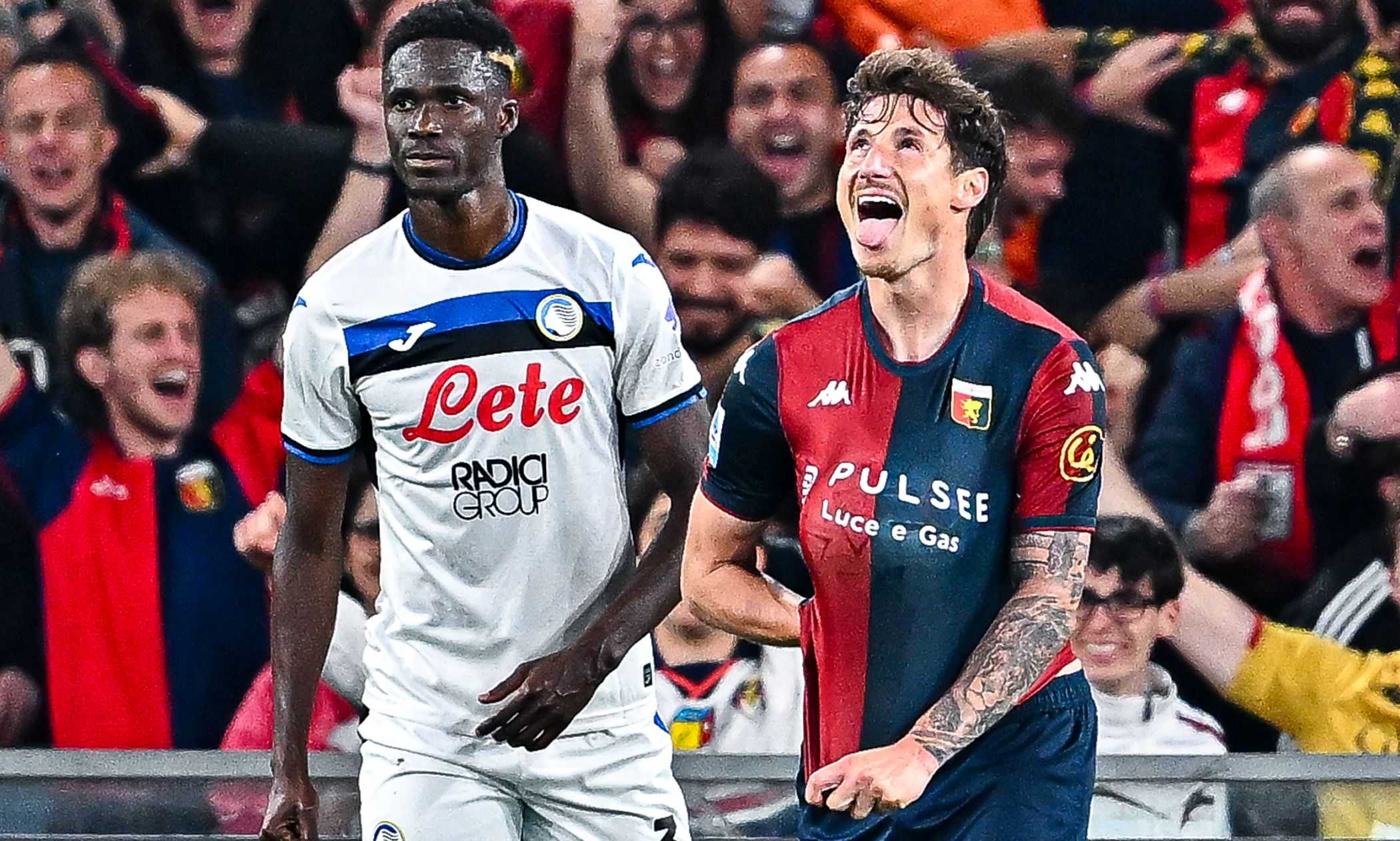 Proteste del Genoa sul goal di Retegui: De Winter si accascia a terra, De Ketelaere prosegue l'azione