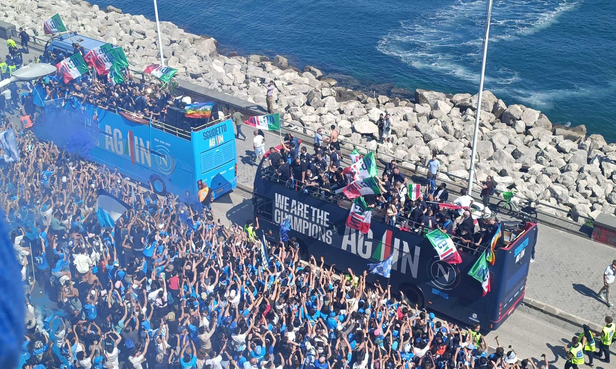 Napoli, la festa Scudetto: l’arrivo in nave, il bus scoperto, lungomare in tilt e risuona… “Pedro”