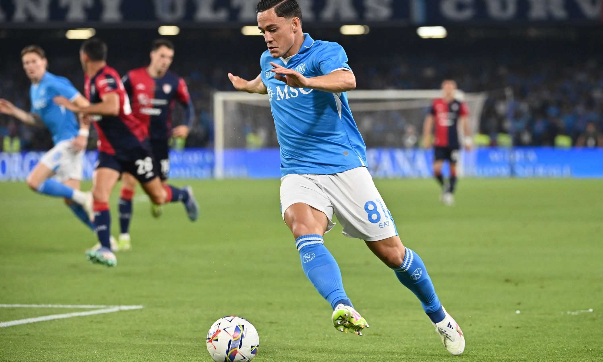 Napoli-Cagliari, la MOVIOLA LIVE: accenno di rissa in campo. Piccoli segna, ma La Penna aveva già fischiato fuorigioco