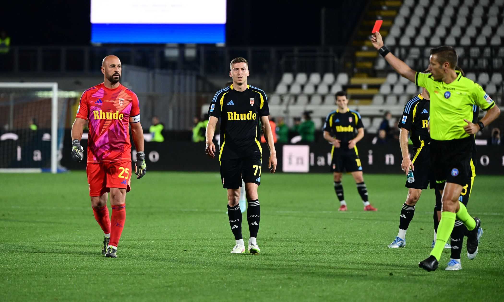 Como-Inter, MOVIOLA LIVE: Reina espulso con il VAR. Vojvoda chiede un rigore