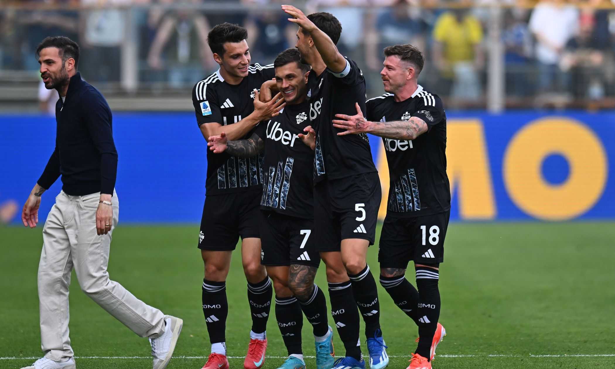 Il Como batte 1-0 il Parma nel segno di Strefezza: tanti rimpianti per Chivu