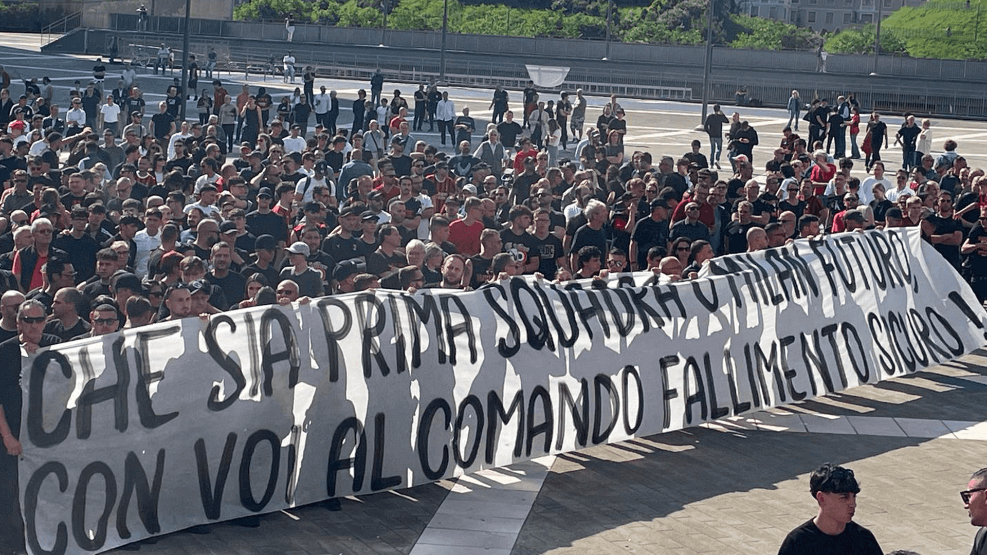 Milan, contestazione in sede: oltre 5000 tifosi, doppio striscione contro proprietà e dirigenza e cori per Maldini