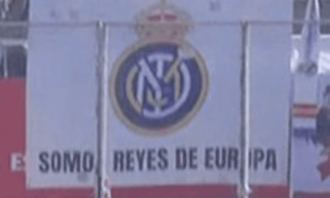 Real Madrid, bandiera con logo dell'Inter esposta contro il Barcellona: "Siamo i re d'Europa"