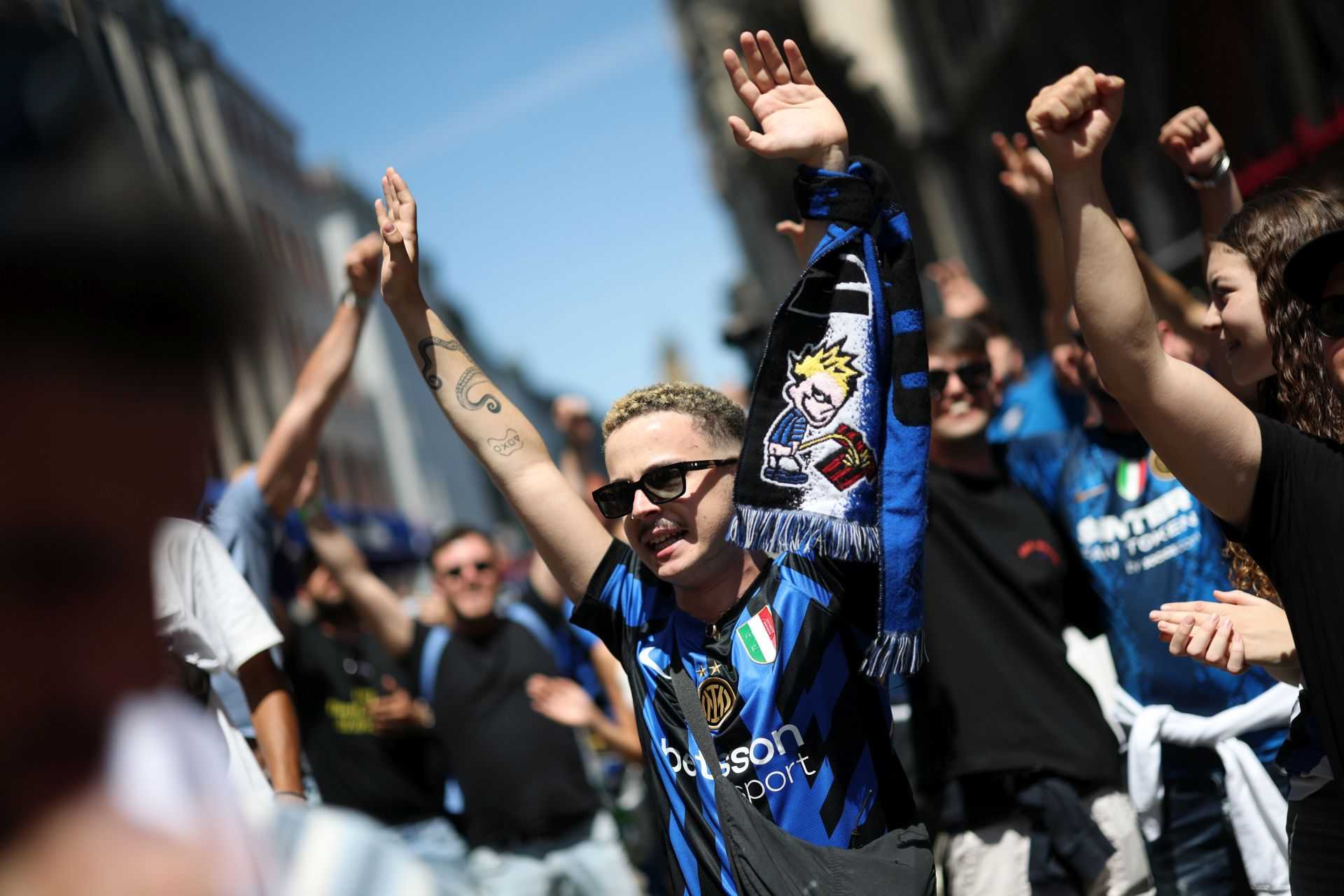 PSG-Inter, tensione prima della finale: scontri tra tifosi e lancio di oggetti, interviene la polizia