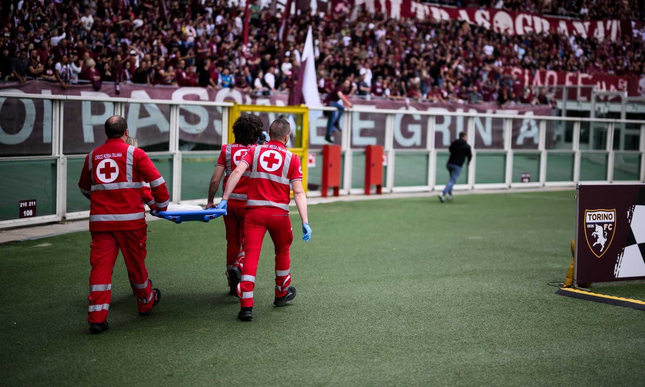 Torino-Inter, partita interrotta per 4' per un problema a un tifoso sugli spalti: cos'è successo