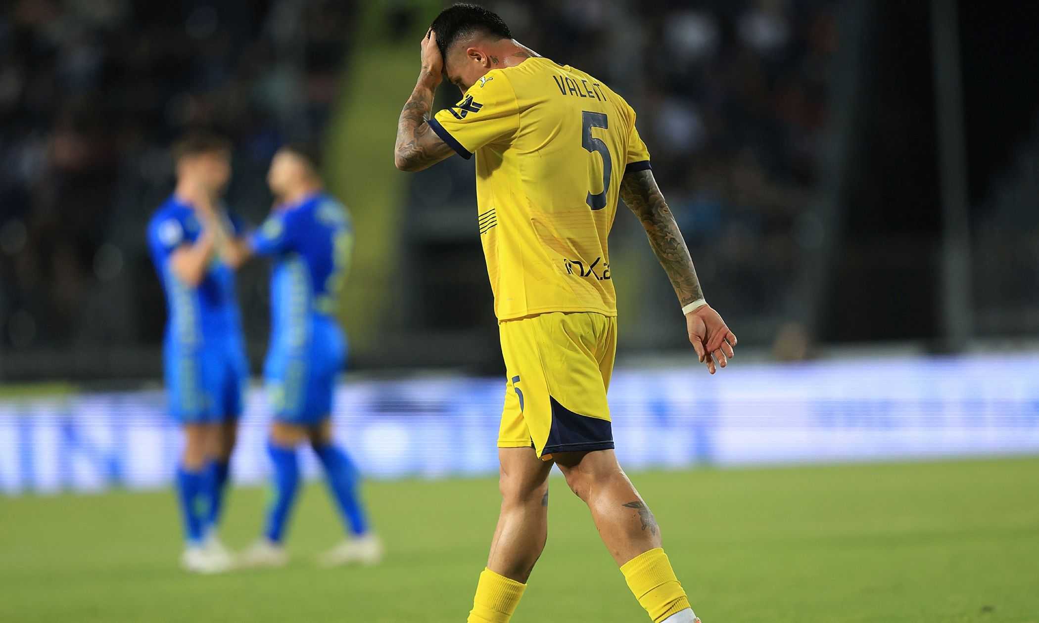 Parma, Valenti espulso con l'Empoli: fa "scendete in B" ai tifosi e il tecnico azzurro D'Aversa lo rincorre!