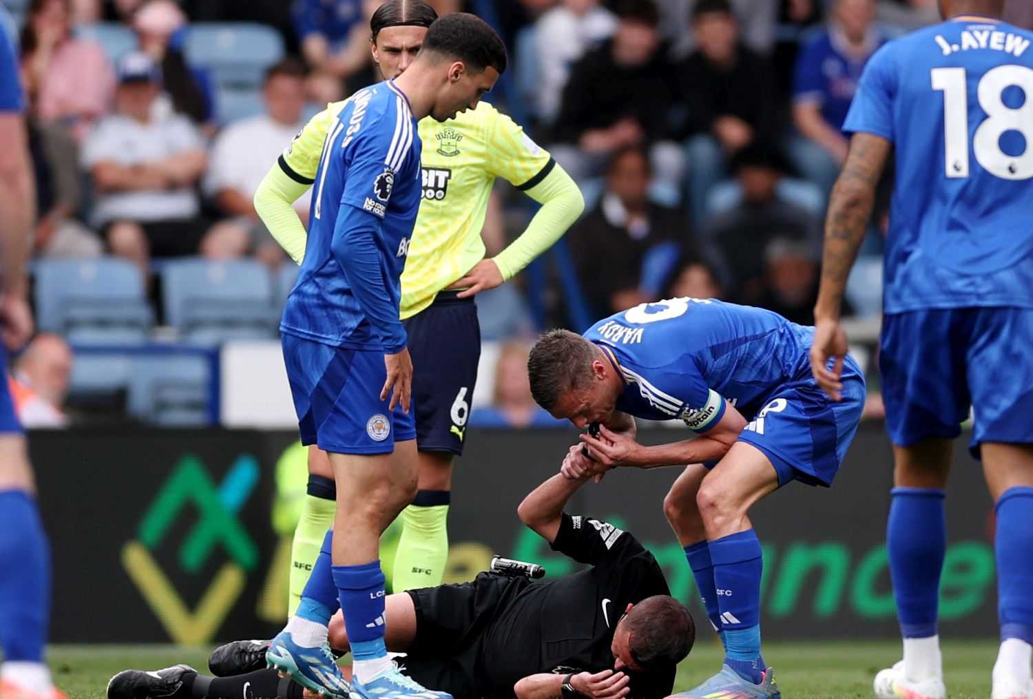 Leicester-Southampton, l'arbitro si infortuna e Vardy fischia l'interruzione della partita