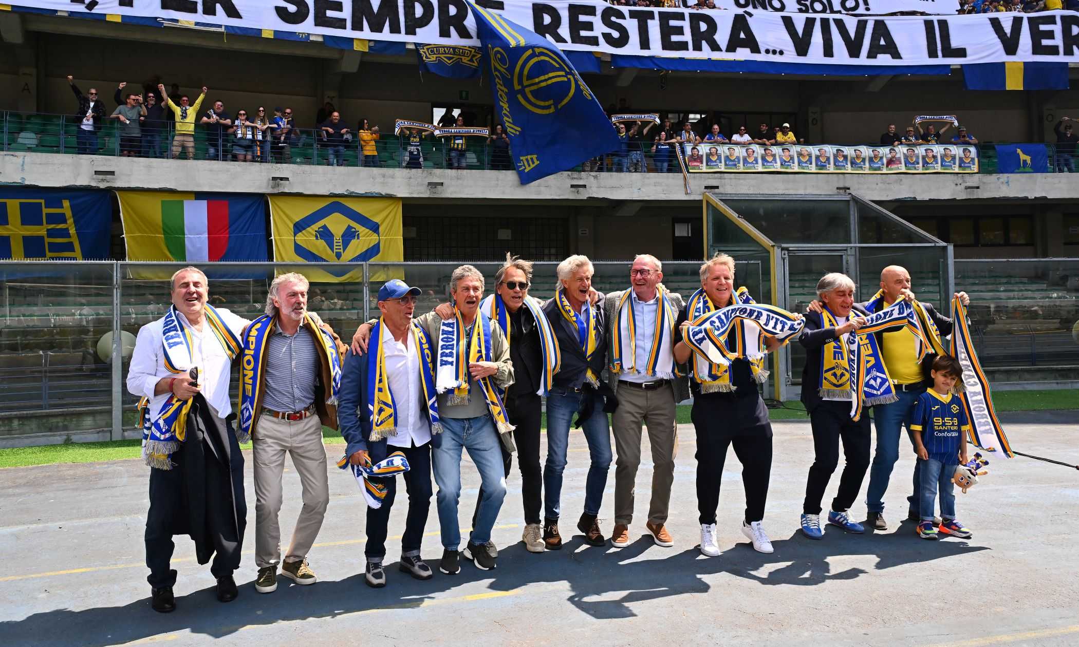 Il Verona celebra i 40 anni dallo storico Scudetto con Bagnoli: la parata degli eroi e una maglia speciale
