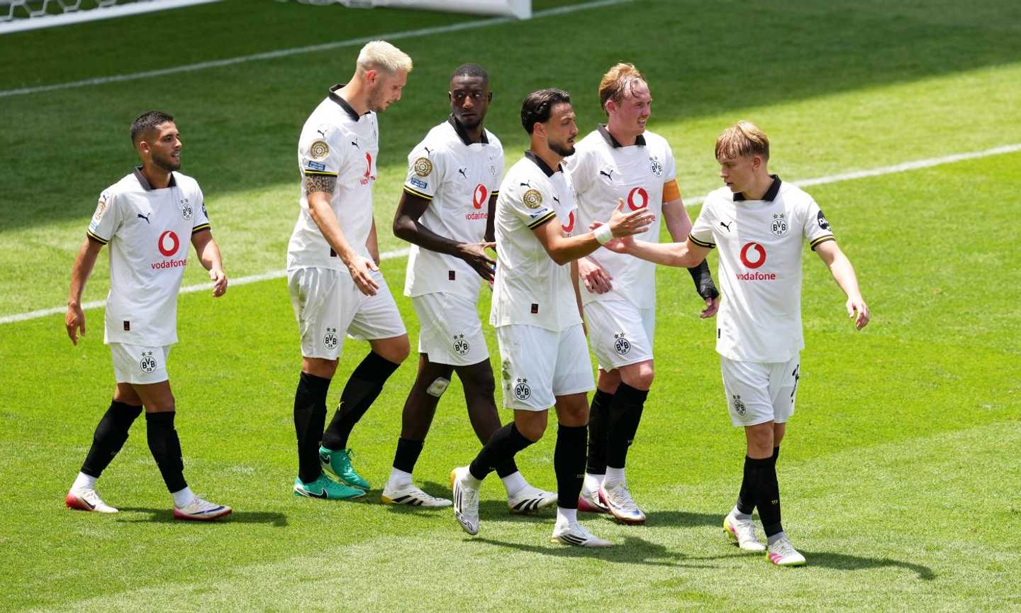 Troppo caldo al Mondiale: la panchina del Borussia Dortmund guarda la partita dagli spogliatoi - LA FOTO