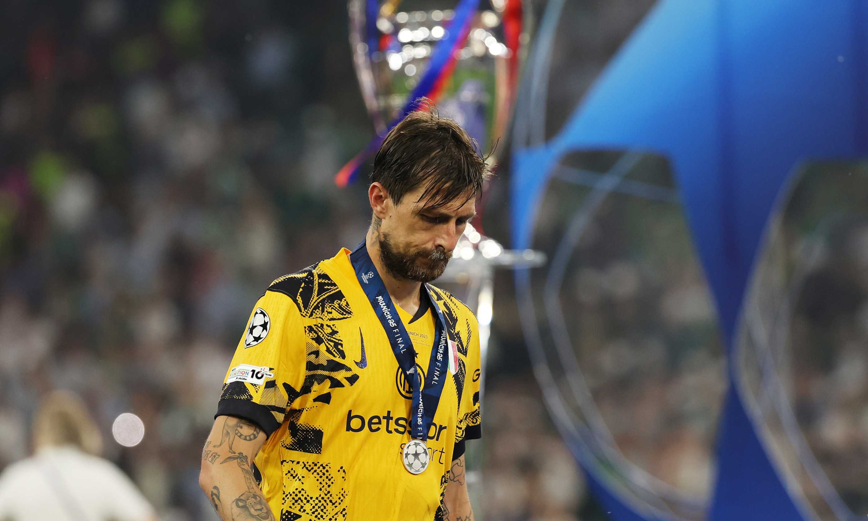 Inter, Acerbi si arrabbia con un tifoso del PSG: "Barcola? Preso per il culo no" VIDEO
