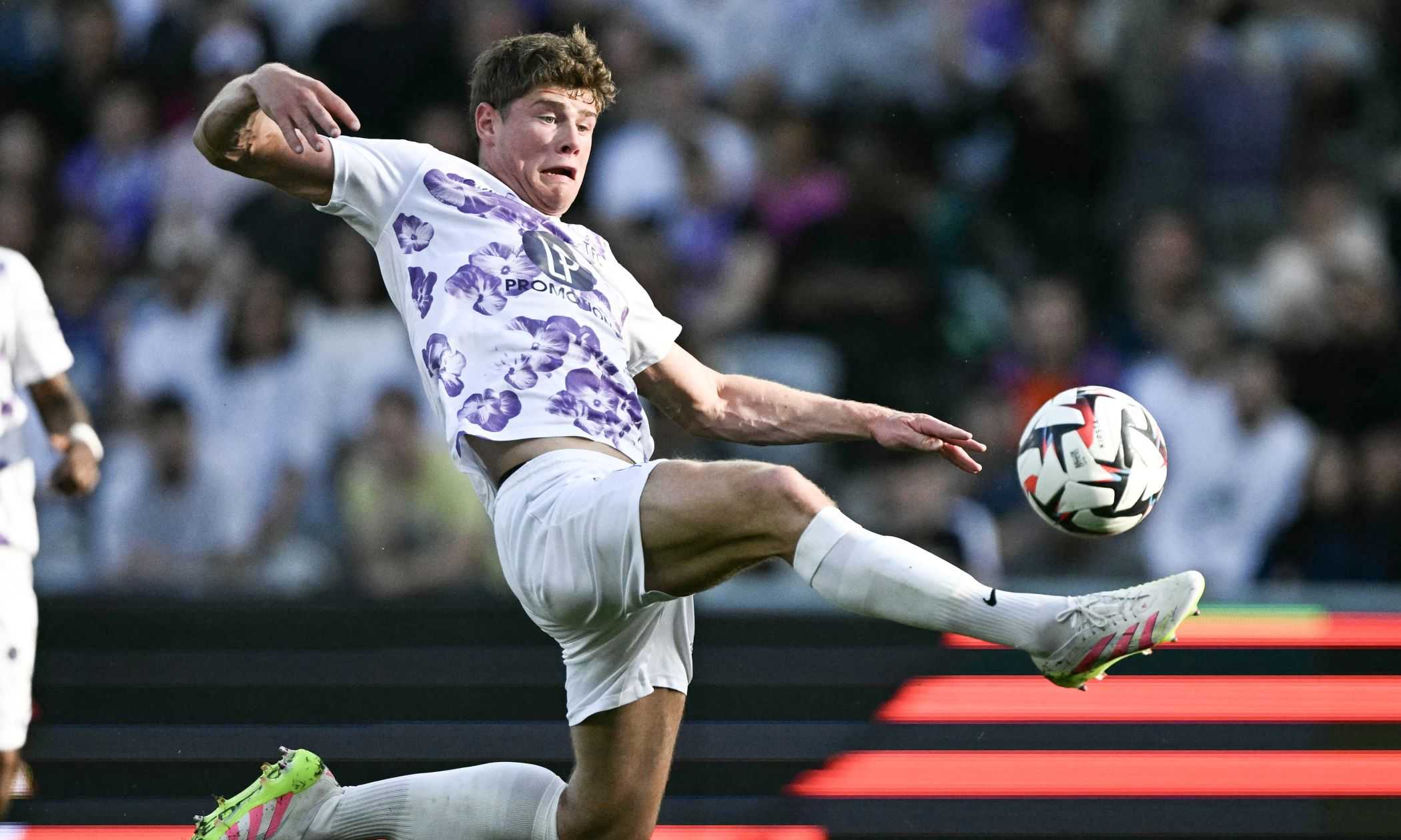 Il Como spende ancora: quasi 20 milioni per Cresswell, difensore dell'Inghilterra Under 21