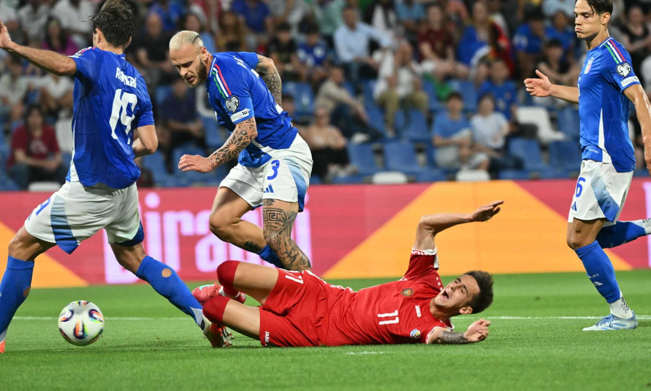 Italia-Moldavia MOVIOLA LIVE: goal annullato a Nicolaescu, dubbi sul contatto Caimacov-Dimarco in area azzurra