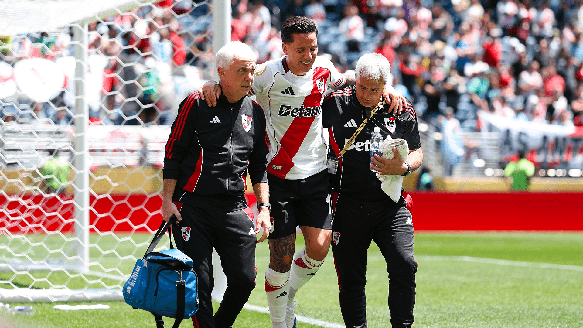 River Plate, goal e infortunio alla caviglia per Driussi: "Ho rotto tutto" portato in ospedale in sedia a rotelle. Niente Inter