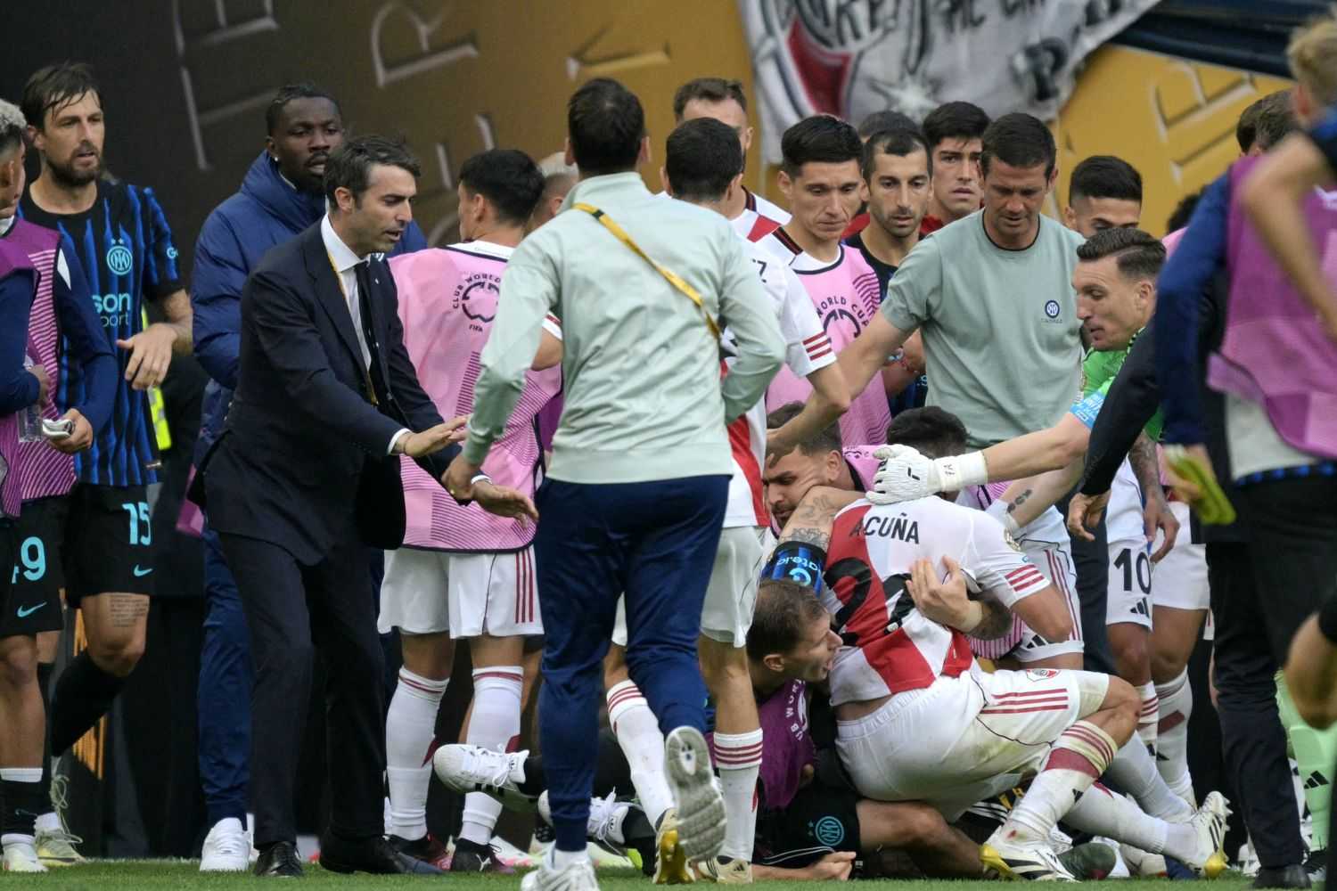 Inter River, rissa nel finale. Acuna contro tutti, Chivu entra in campo e Dumfries scappa negli spogliatoi: cos’è successo | Primapagina Inter River, rissa nel finale. Acuna contro tutti, Chivu entra in campo e Dumfries scappa negli spogliatoi: cos’è successo | Primapagina