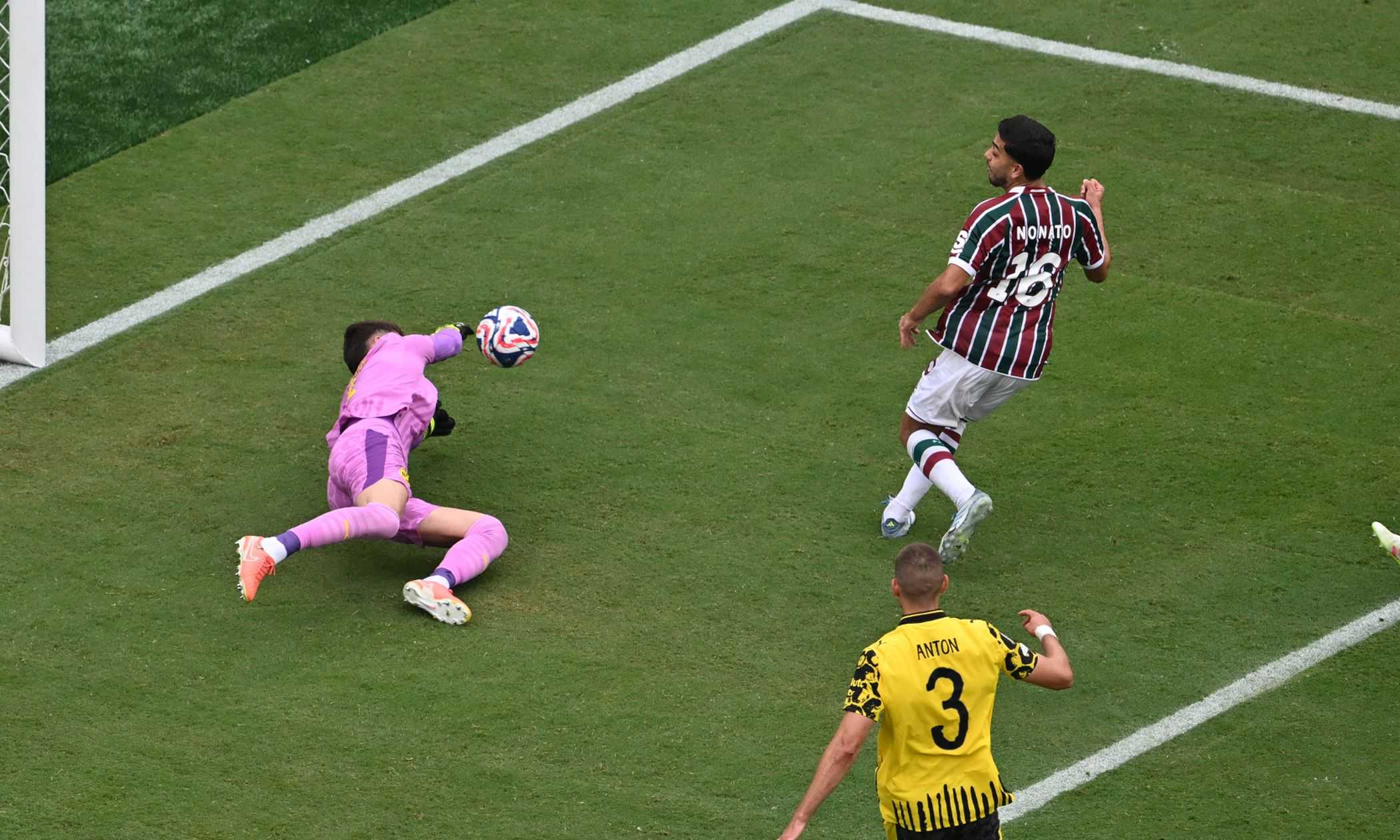 Fluminense-Borussia Dortmund LIVE 0-0: doppio miracolo di Kobel su Everaldo e Nonato!