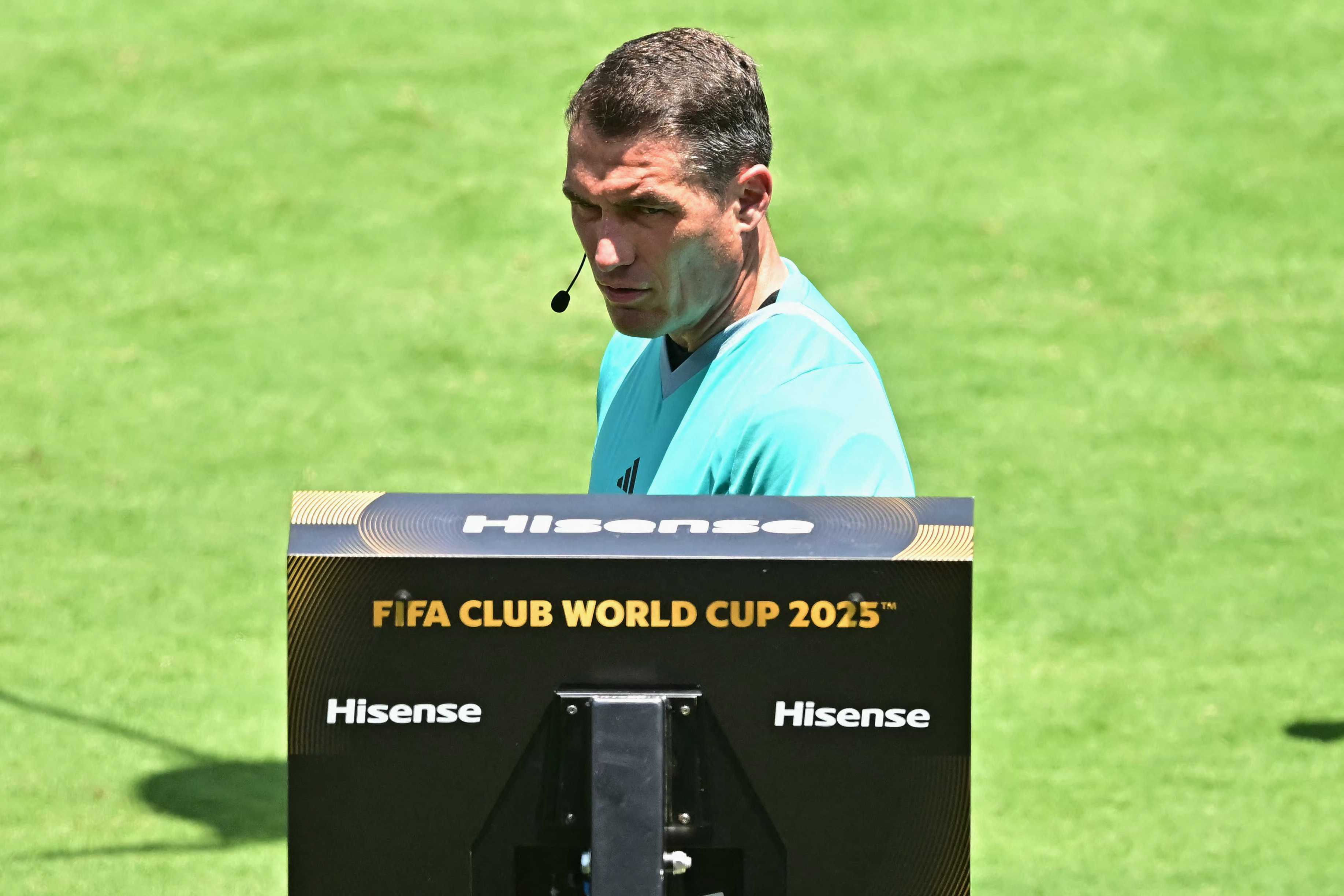 L’arbitro Kovacs spiega al microfono la revisione VAR: storica decisione in PSG-Atletico al Mondiale per Club