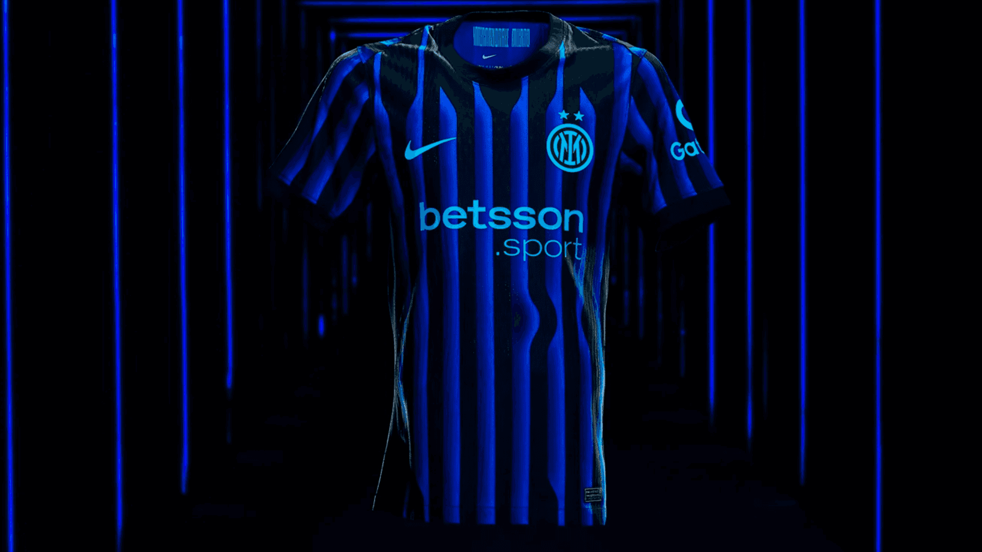Inter, la nuova maglia 2025/26: esordio al Mondiale per Club, scritta stilizzata e inserti azzurri. Lautaro, Barella e Dimarco in foto