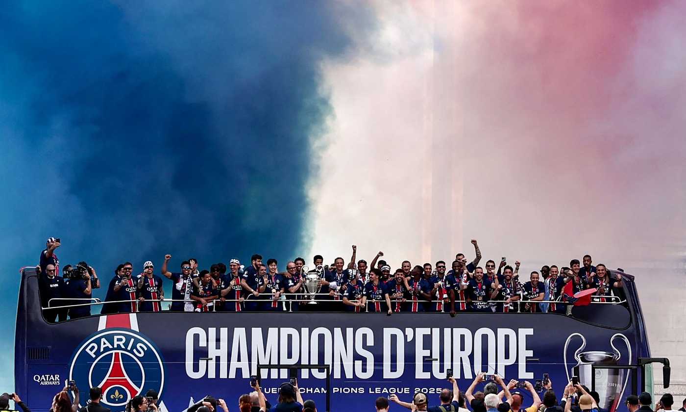 PSG, la festa per la vittoria della Champions League: bus scoperto per le vie della città e Marquinhos capopopolo