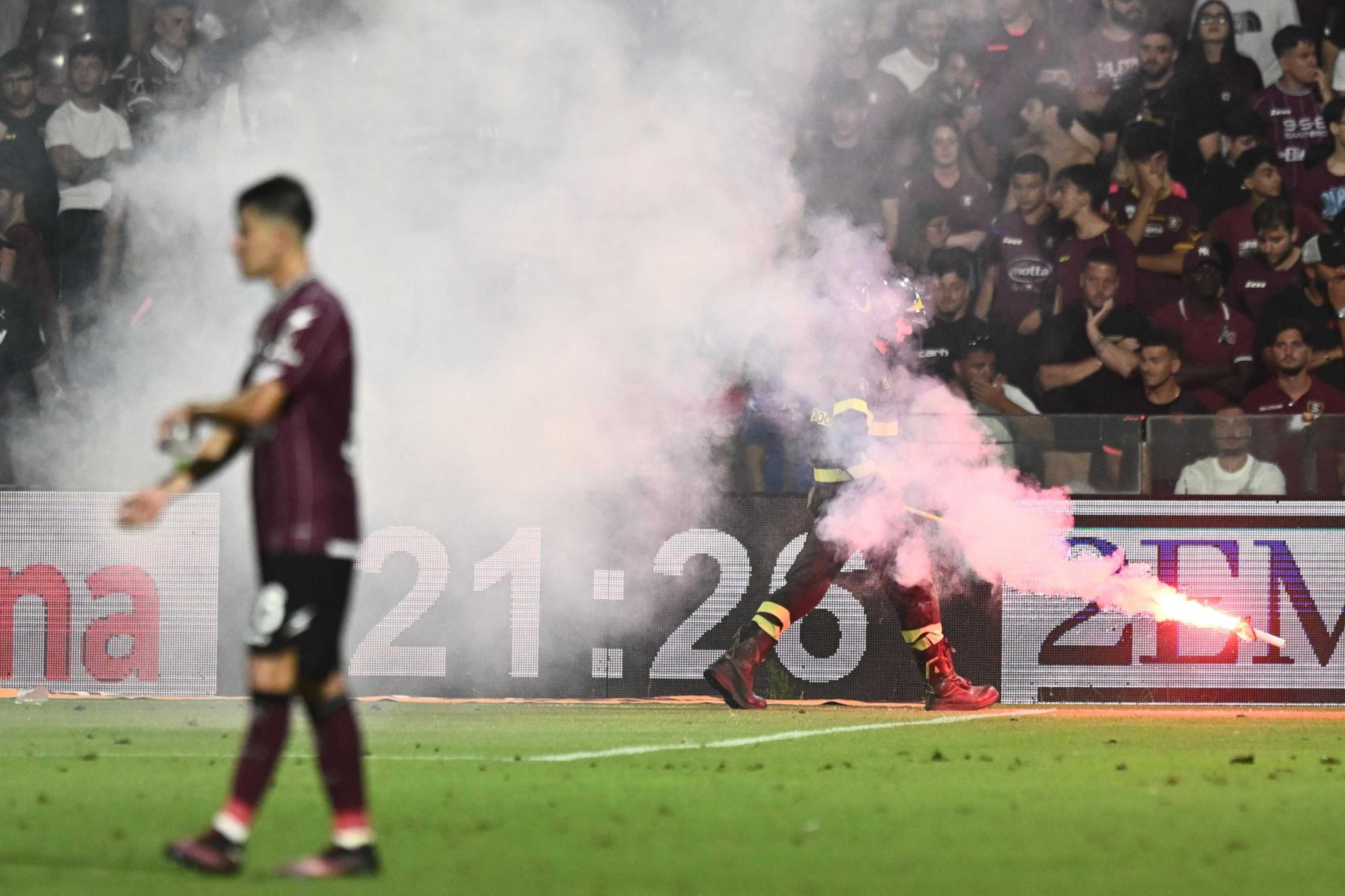 Caos all'Arechi, Salernitana-Sampdoria sospesa definitivamente: lancio di fumogeni e seggiolini, contestazione dei tifosi
