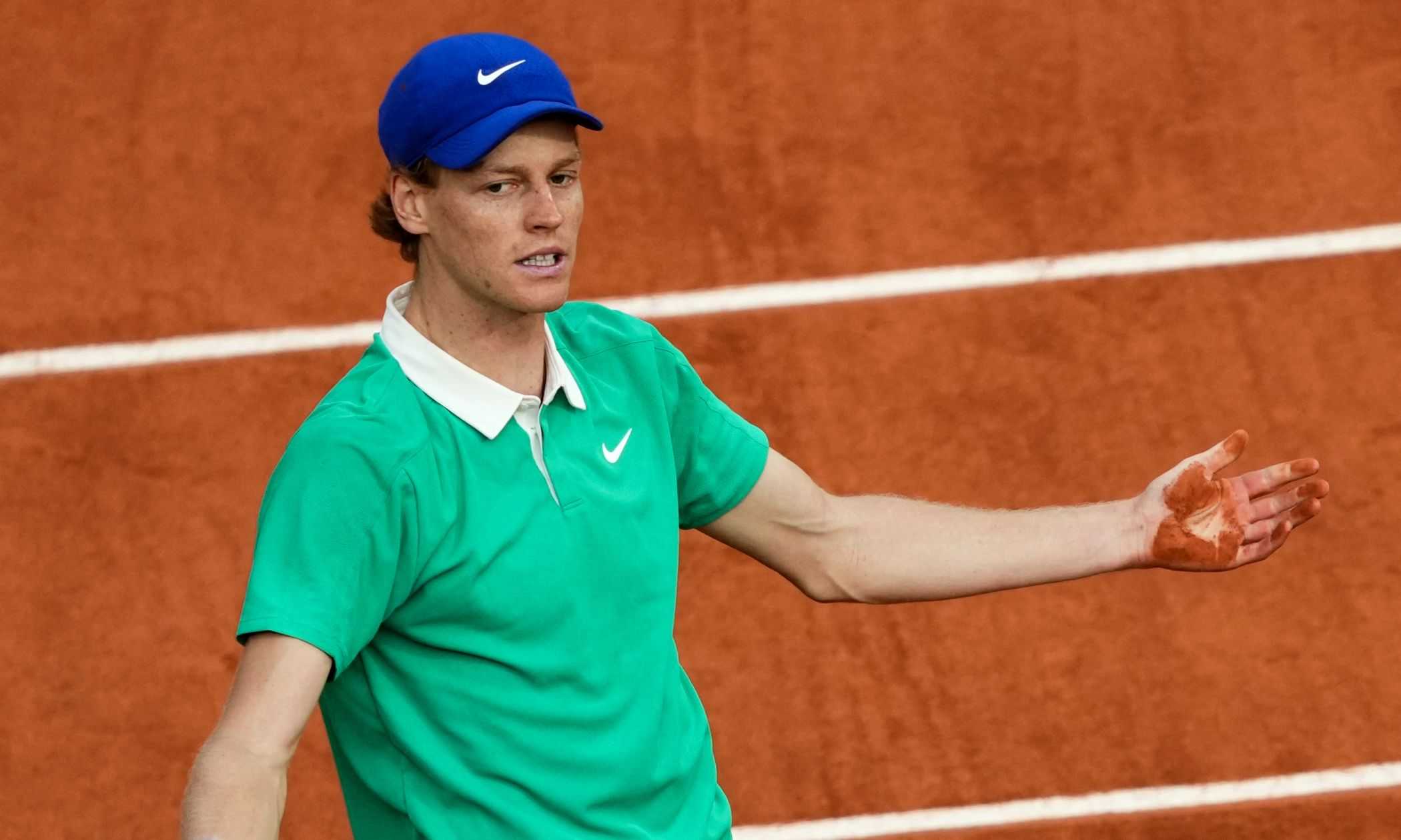 Sinner si fa rimontare e perde la finale del Roland Garros più lunga di sempre. Trionfa Alcaraz in 5 set al super tie break